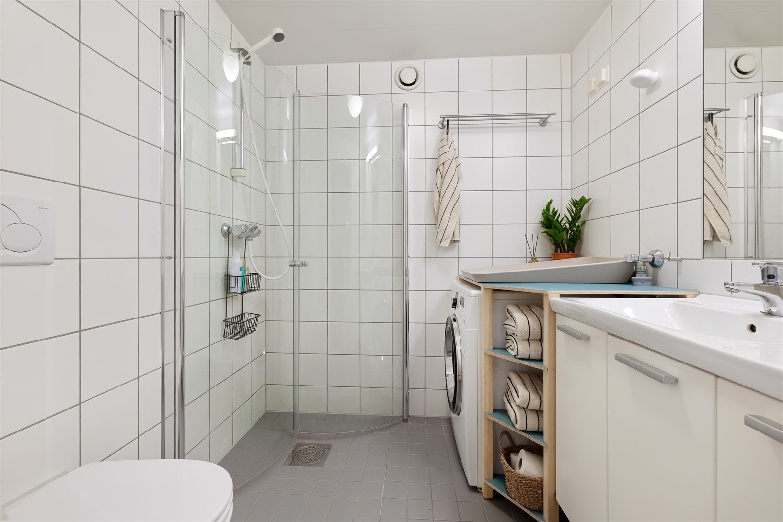 Praktisk bad med gulvvarme og dusjhjørne med innfellbare glassdører. Galleribilde