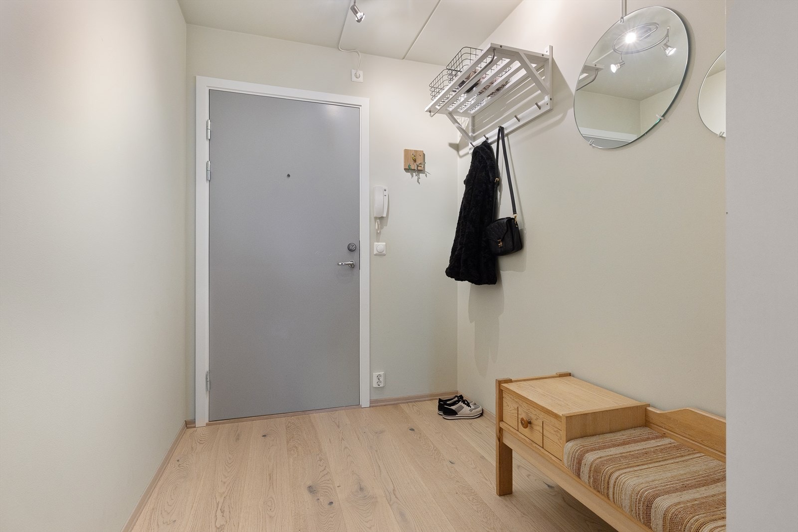 Her er det rikelig med plass til yttertøy og sko, samt garderobeskap og annet møblement. Galleribilde
