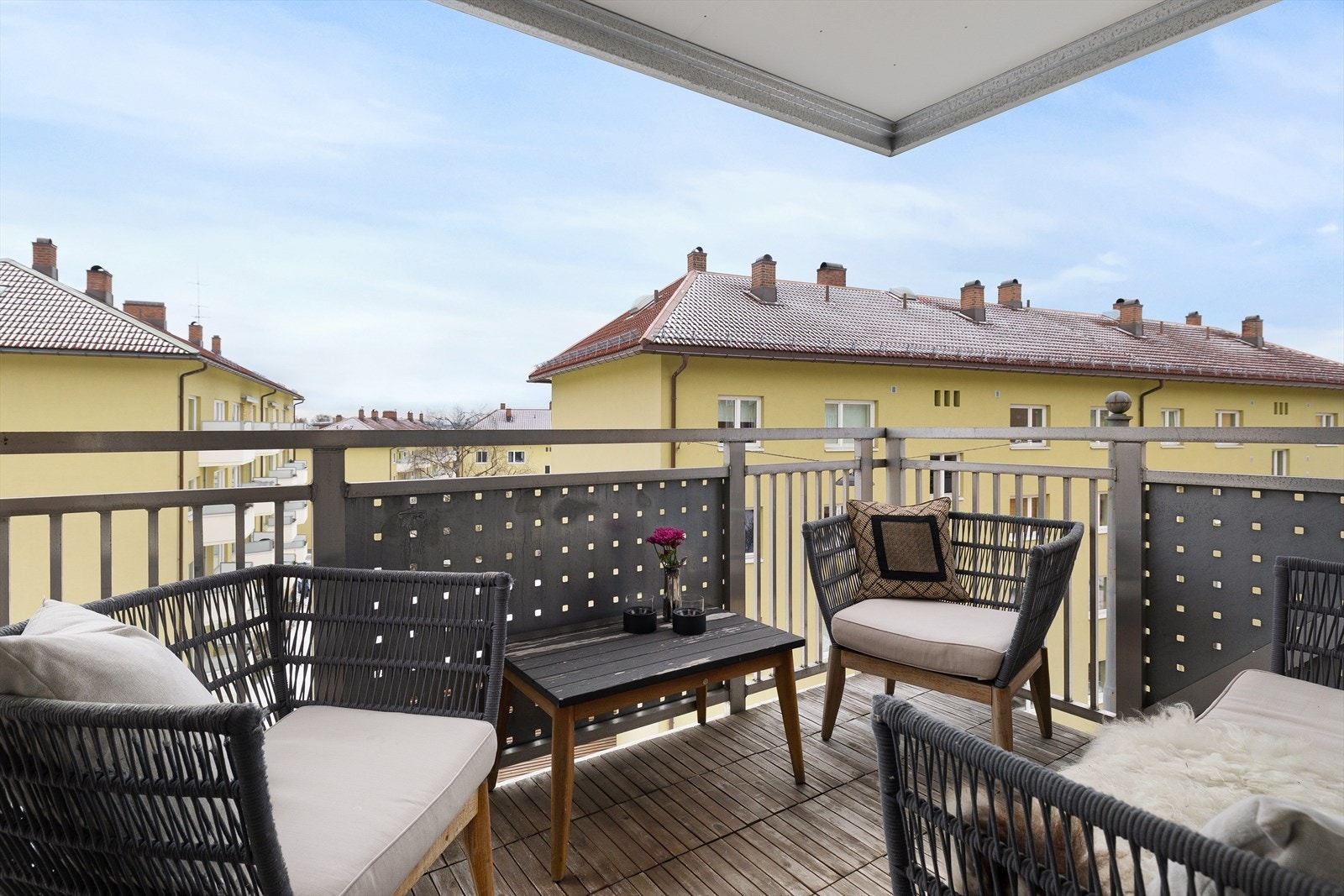 Balkongen er på 7 kvm og har god plass til utemøbler, en naturlig forlengelse av stuen. Galleribilde