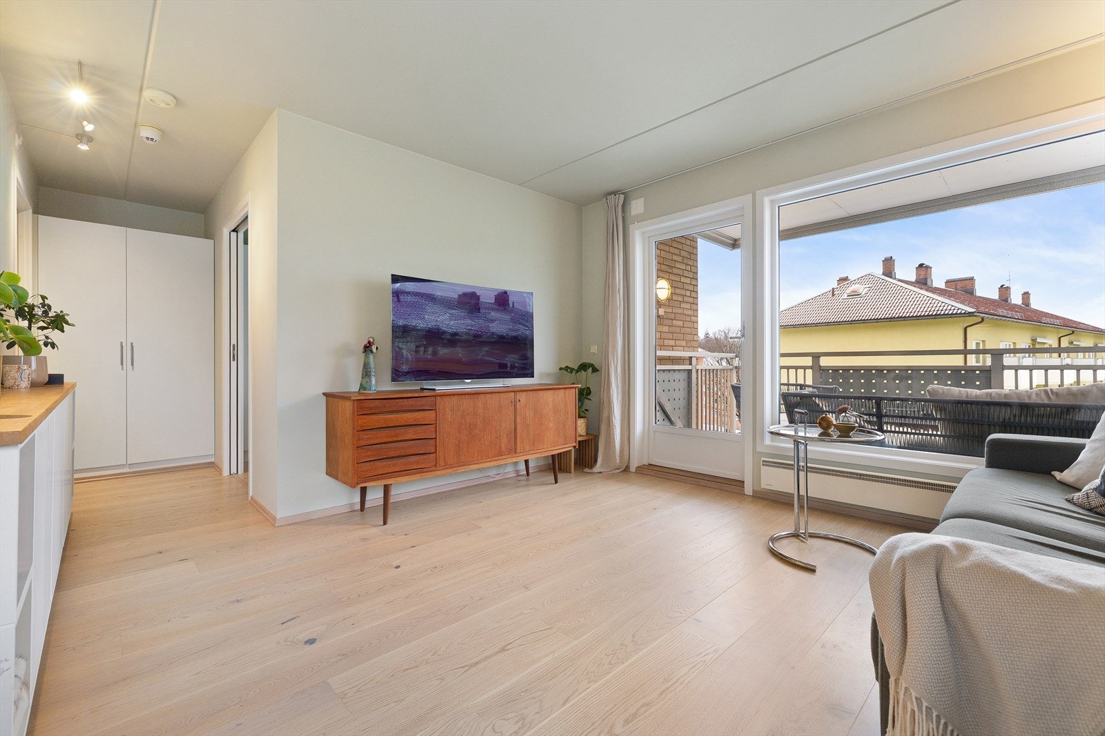 Pen og romslig stue med god plass til sofa og tilhørende møblement. Galleribilde