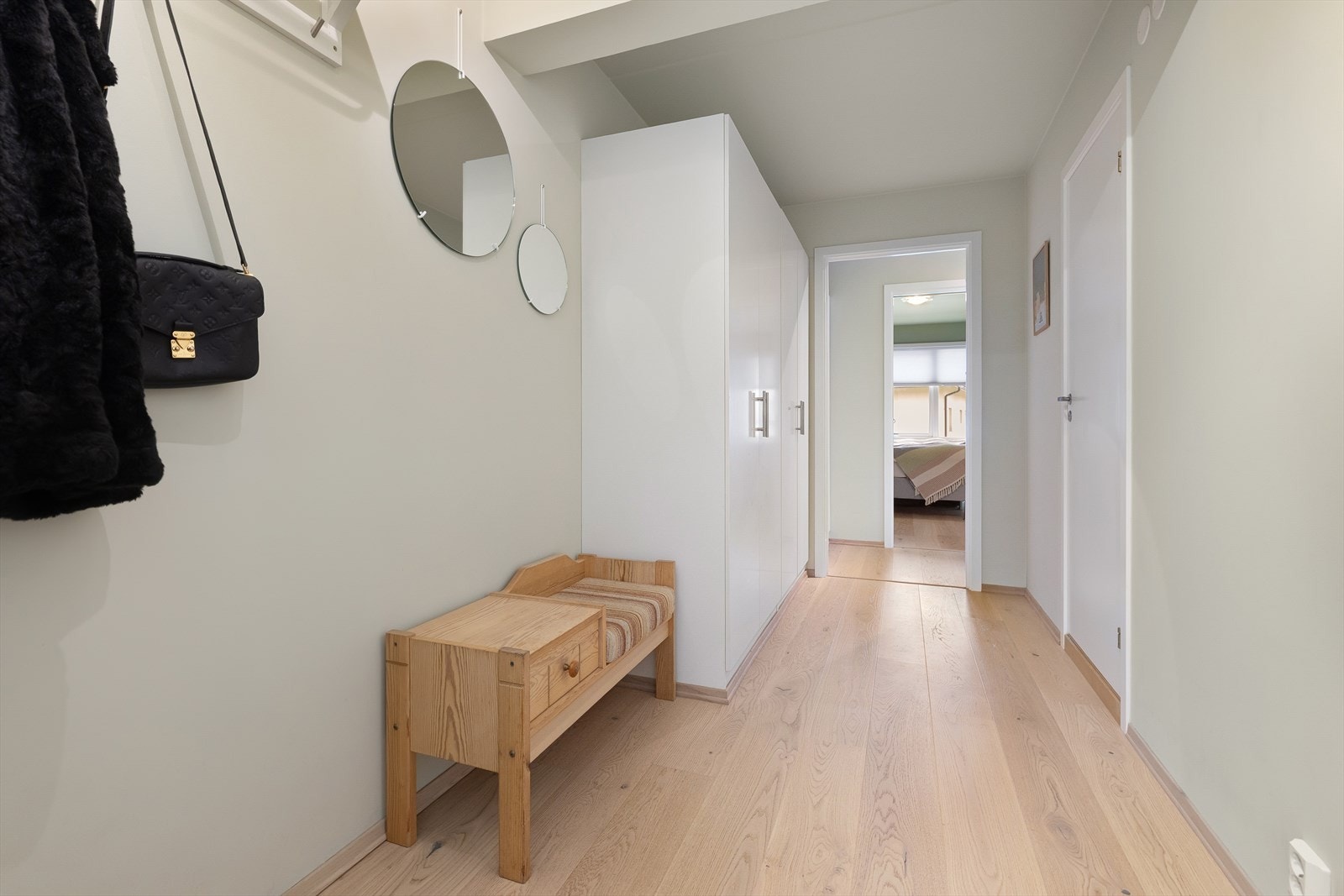 Lys og innbydende entré med gode oppbevaringsmuligheter. Galleribilde