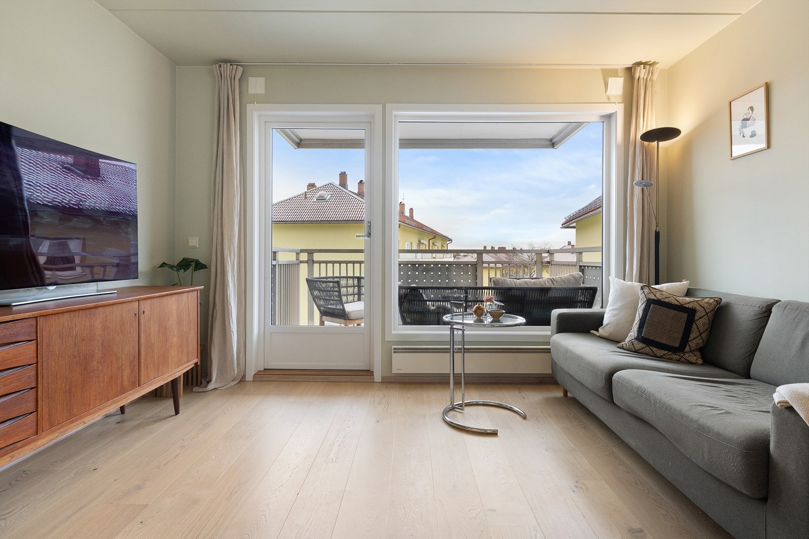 De store vindusflatene slipper inn rikelig med lys. Galleribilde