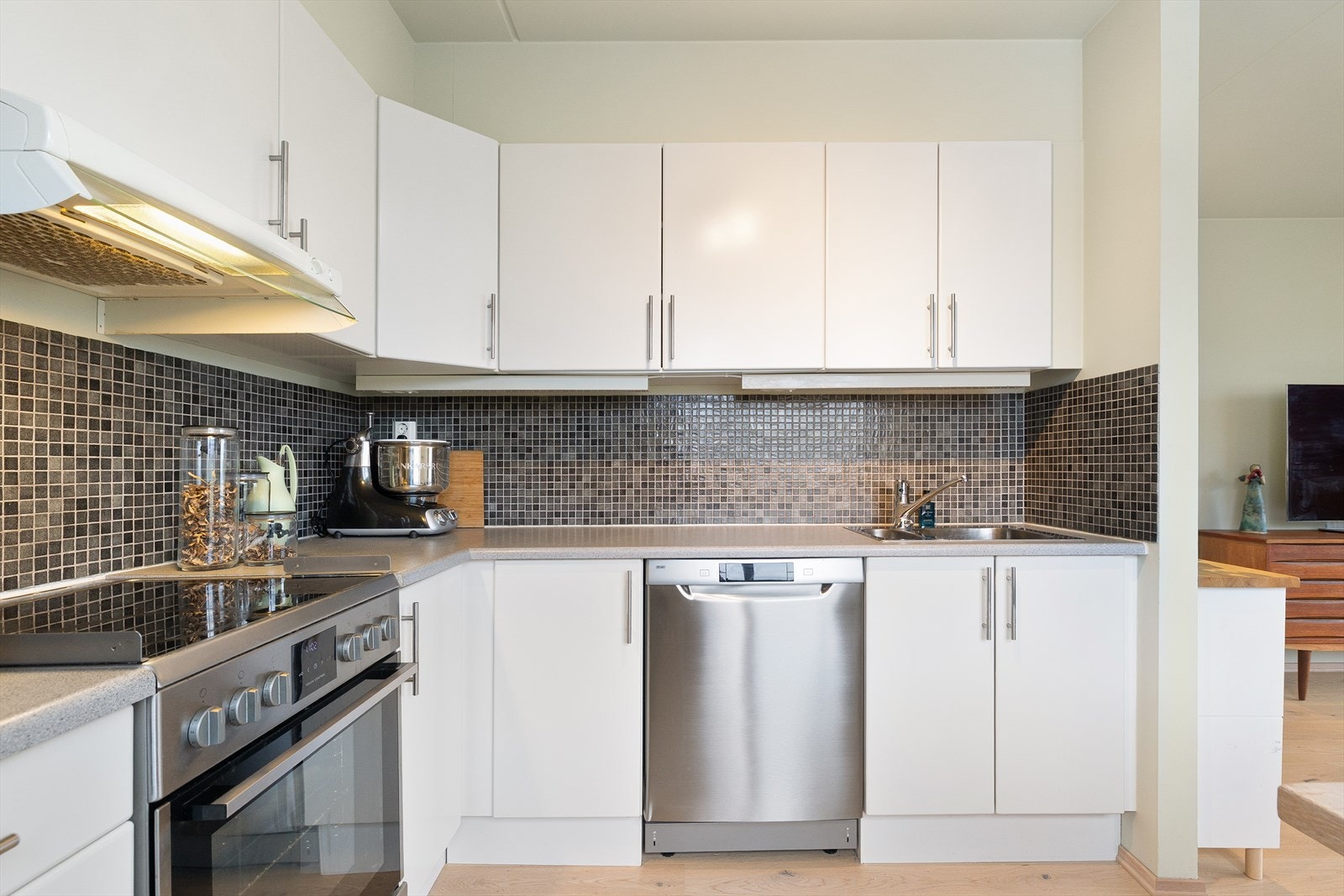 Det er rikelig med oppbevaringsplass i over og underskap. Galleribilde