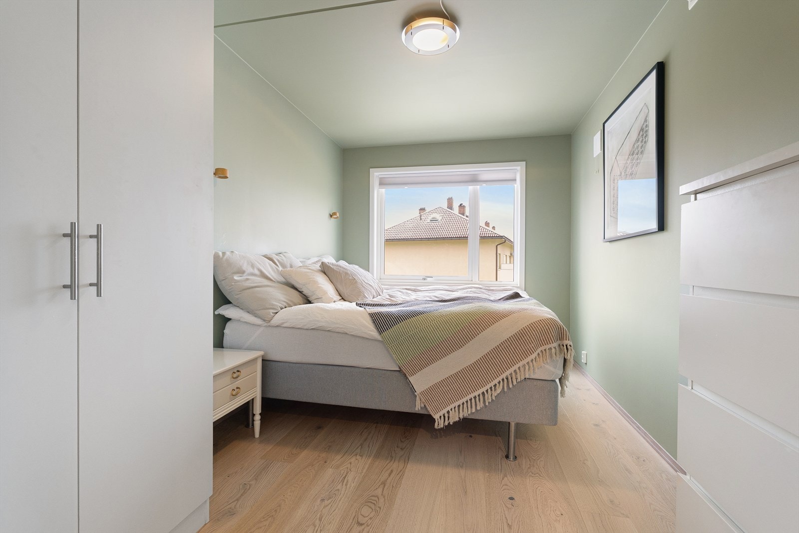 Hyggelig og lunt soverom med plass til dobbeltseng og garderobeskap. Galleribilde