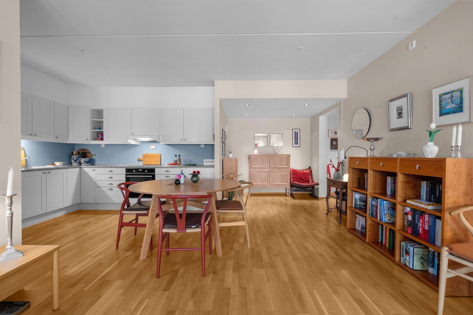 Store, åpne flater gir fleksibilitet ved møblering av spise- og sofagruppe. Galleribilde