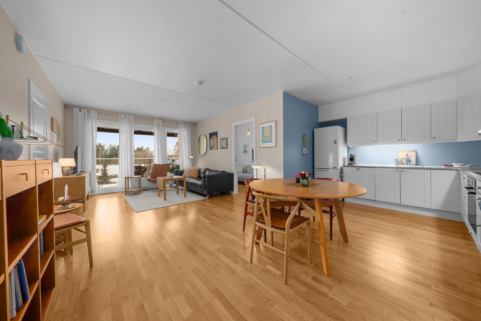 Leiligheten har en åpen stue- og kjøkkenløsning med gjennomgående eikeparkett. Galleribilde