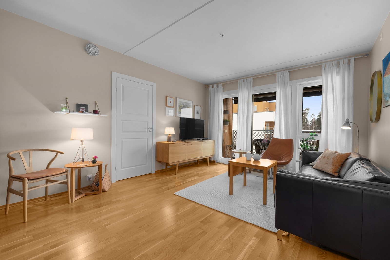 Stuen er lett å møblere og har god plass til en komfortabel sofagruppe. Galleribilde