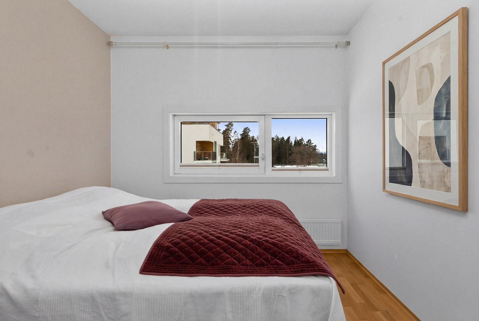 Hovedsoverommet har god plass til dobbeltseng og tilhørende møblement. Galleribilde