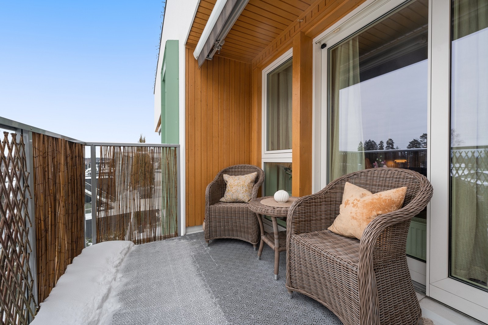 Balkongen på 6,4 m² har god plass til utemøbler og grill. Galleribilde