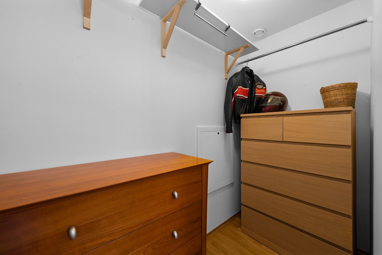 Den innvendige boden/walk-in på 3 m² gir utmerkede lagringsmuligheter. Galleribilde