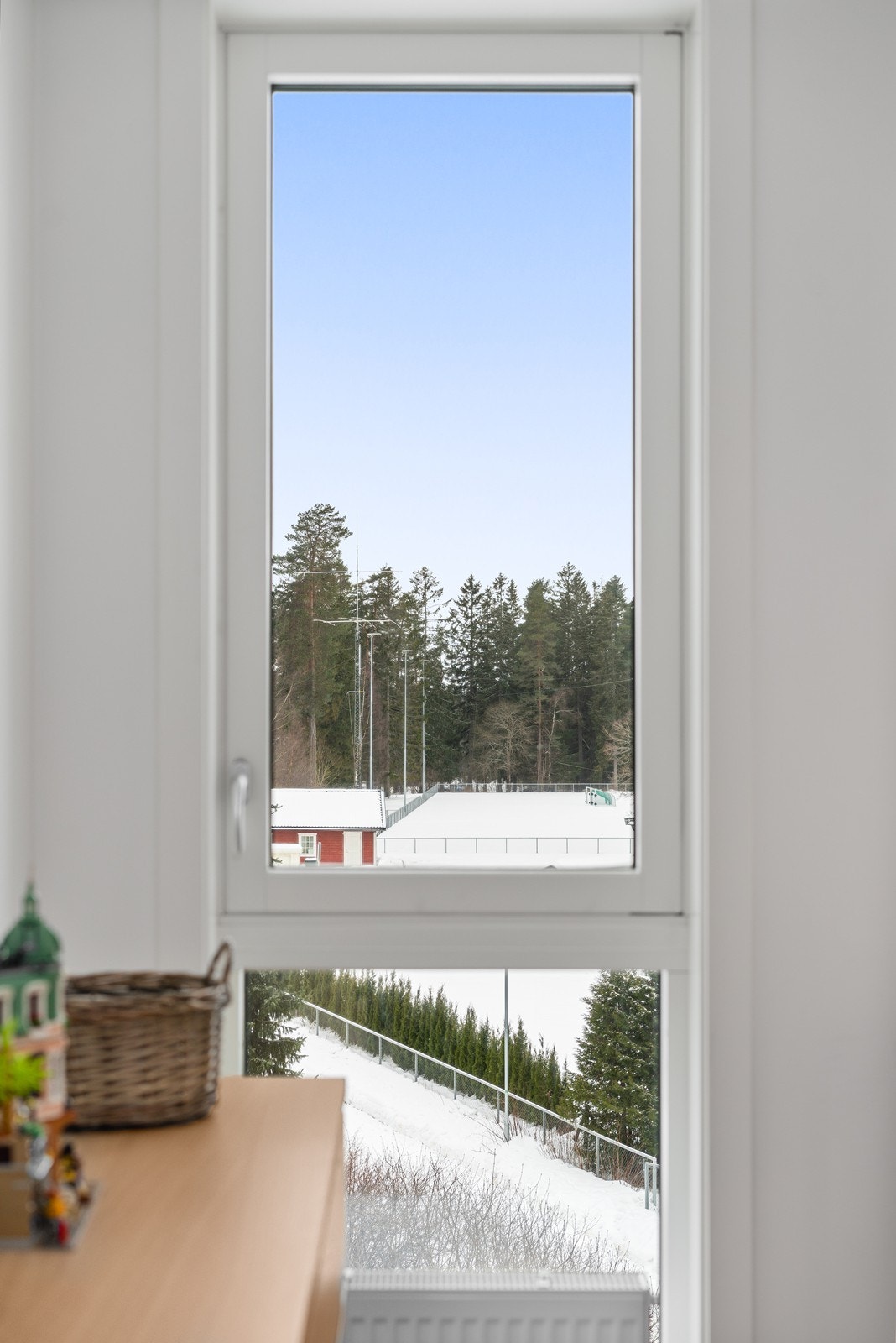 Fra soveromsvinduet er det utsyn mot nærliggende idrettsanlegg og grøntområder. Galleribilde