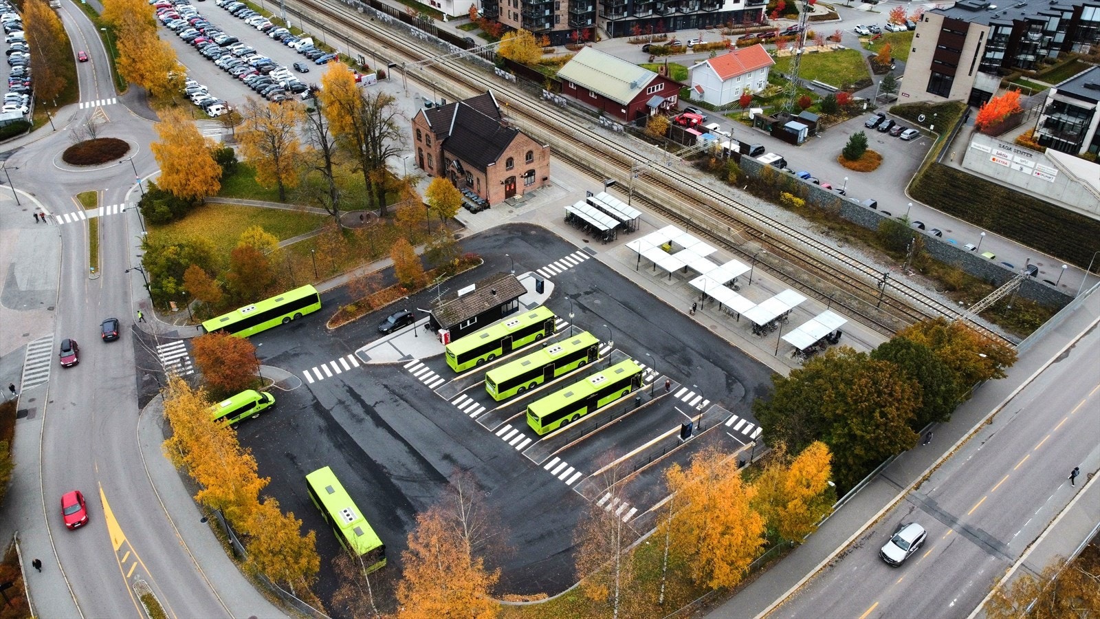 Jessheim stasjon er et sentralt knutepunkt med hyppige avganger for tog og buss. Galleribilde