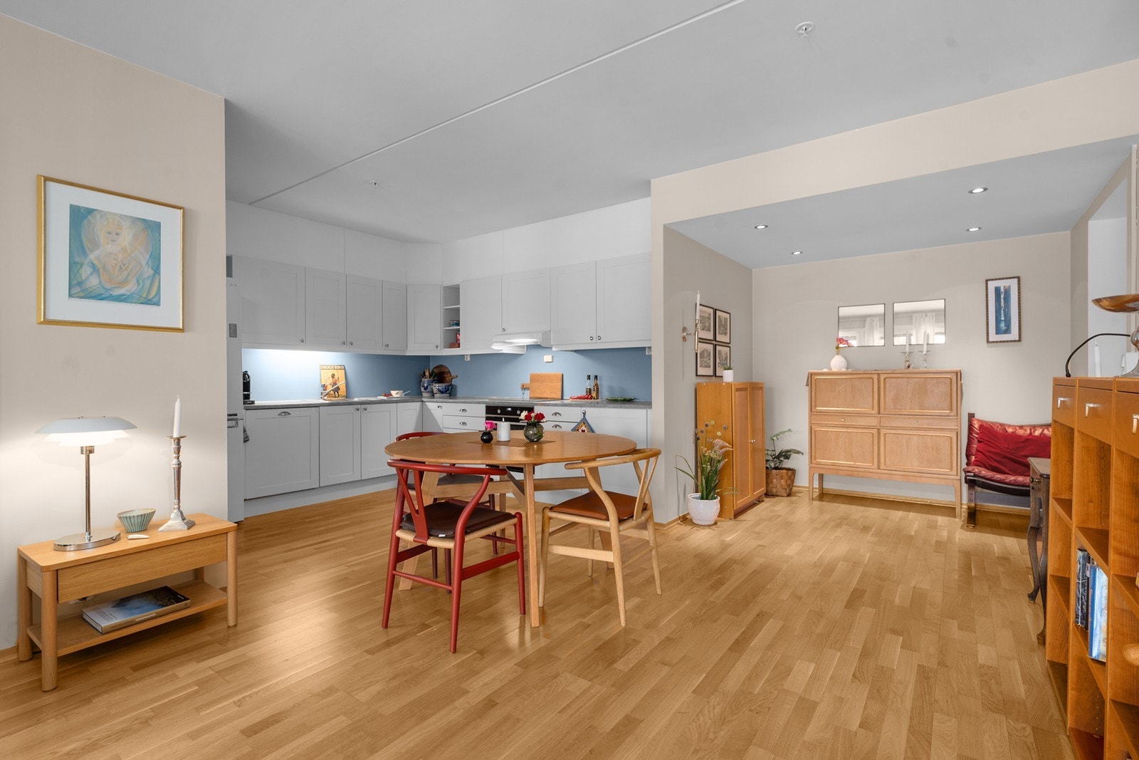 Den åpne løsningen skaper en sosial og luftig atmosfære i leilighetens hovedrom. Galleribilde