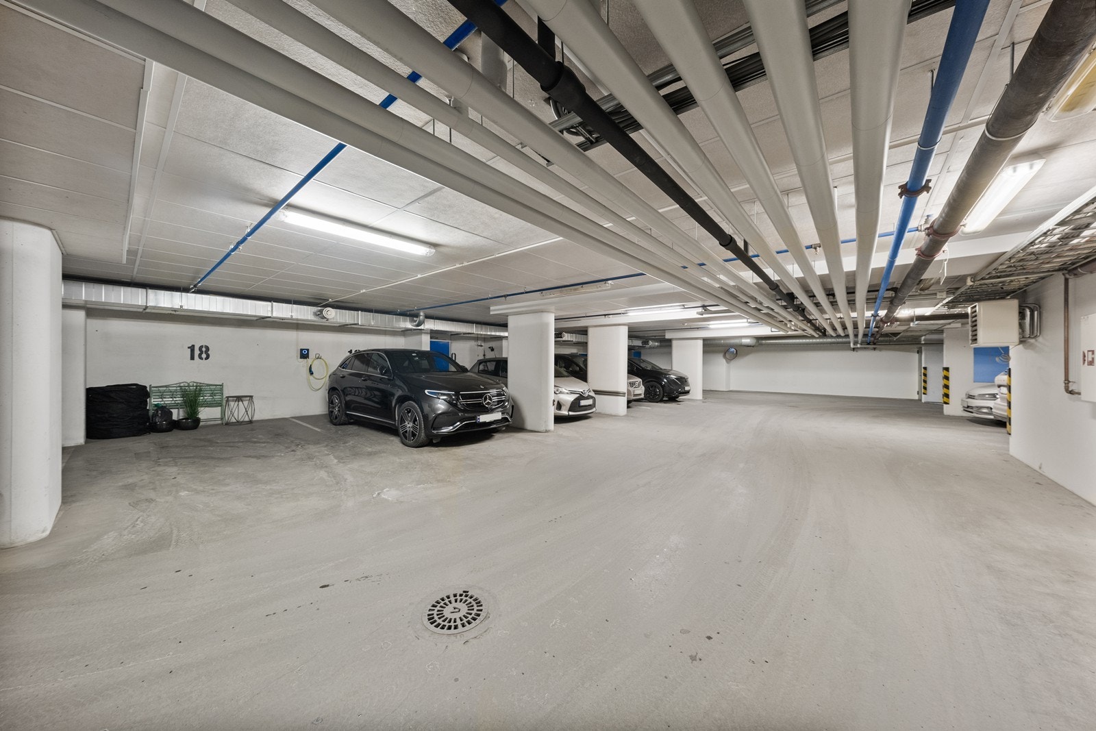 Det medfølger en fast parkeringsplass i felles garasjeanlegg. Galleribilde