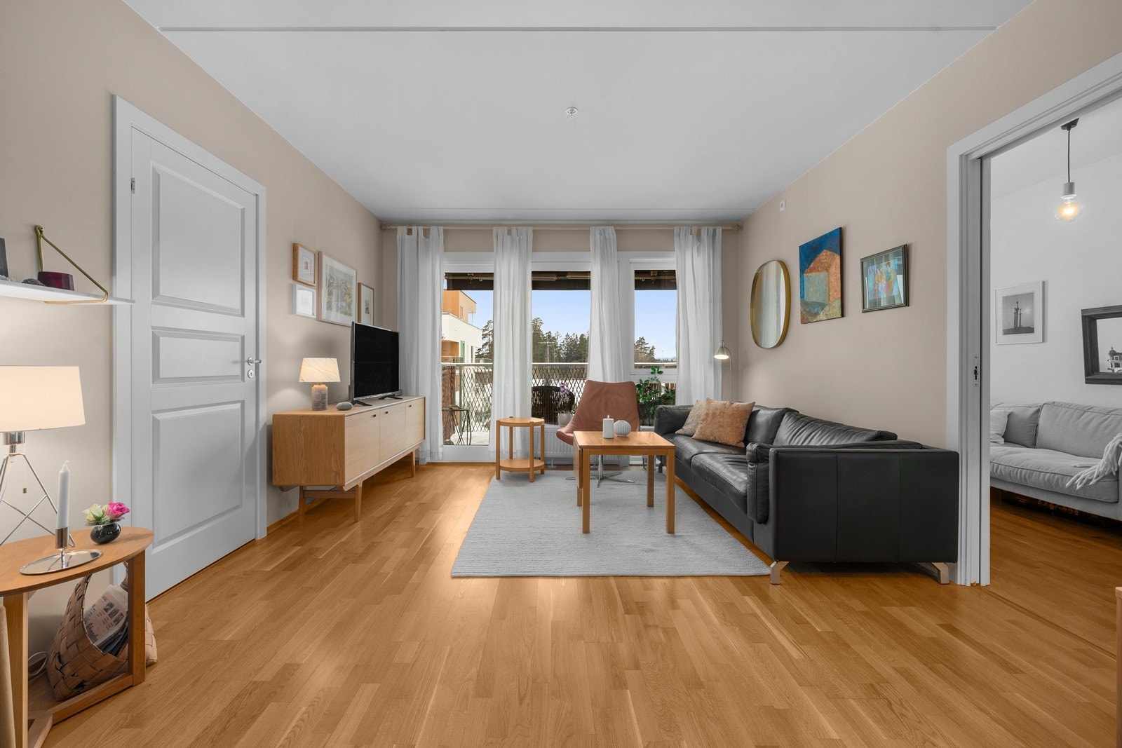 Stuen har store vindusflater og glassdør som slipper inn rikelig med dagslys. Galleribilde