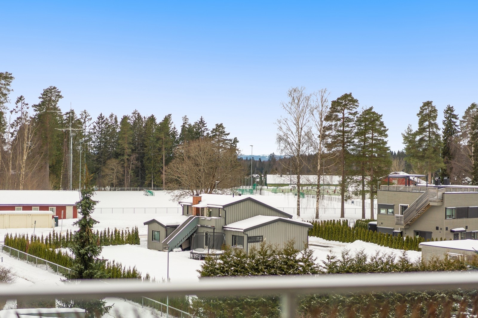 Fra balkongen er det åpen utsikt mot Jessheim stadion og omkringliggende områder. Galleribilde
