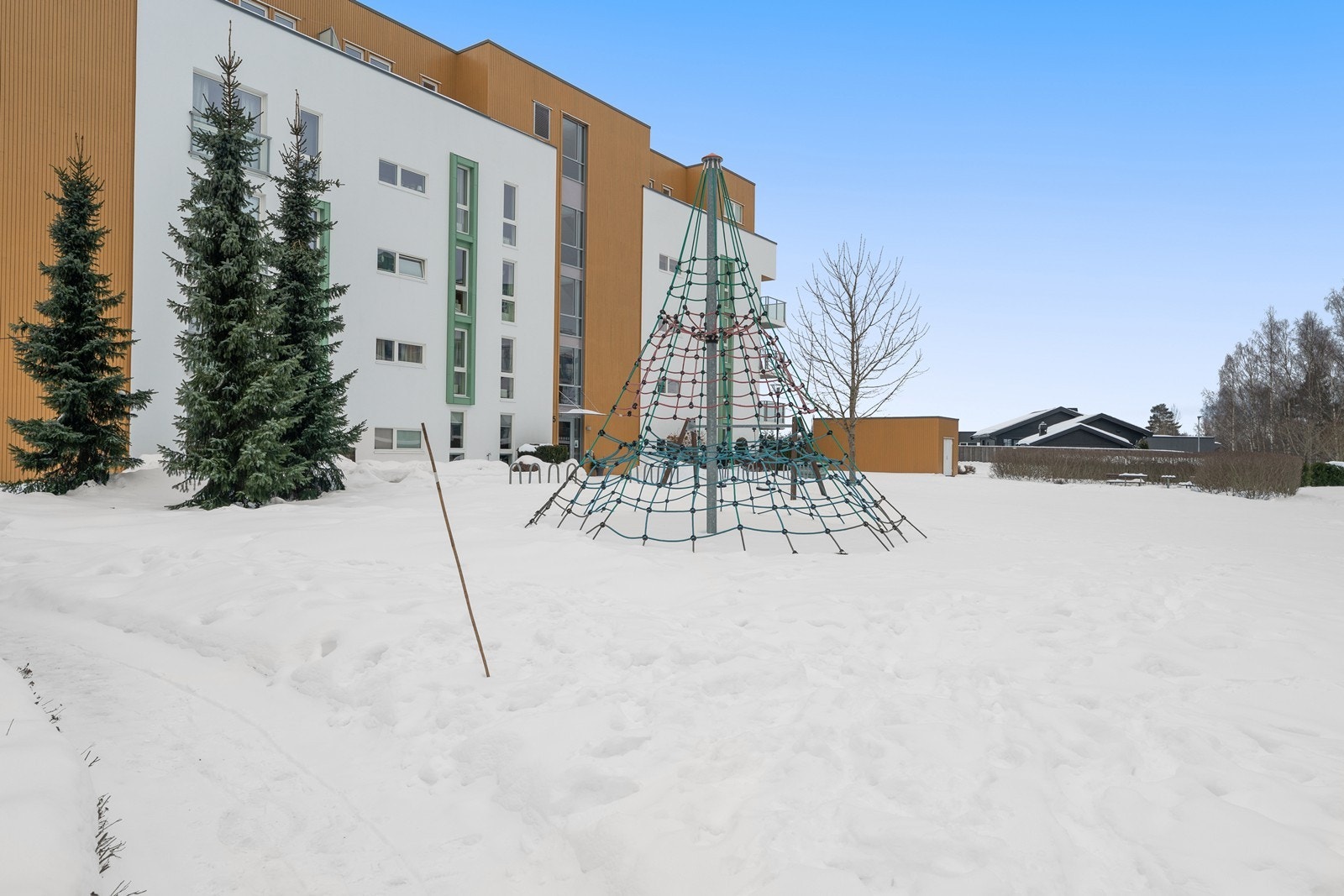 Fellesområdene er barnevennlige med blant annet klatrestativ og store gressplener. Galleribilde