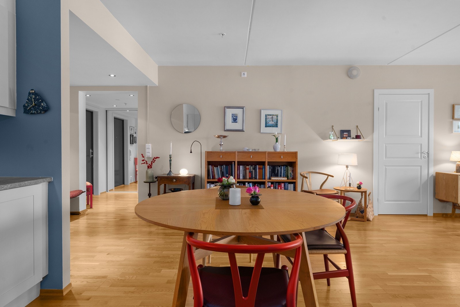 Fra kjøkkenet har man god kontakt med stuedelen og spiseplassen. Galleribilde