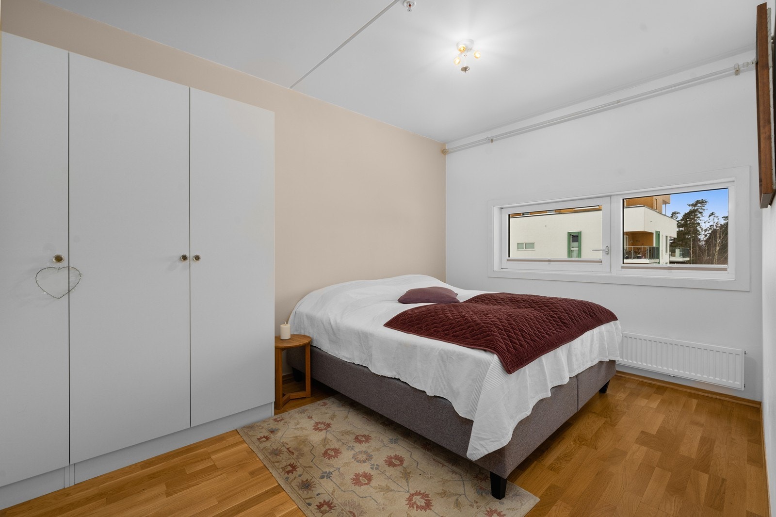 Hovedsoverommet har rikelig med garderobeplass og tilgang til bod/walk-in. Galleribilde