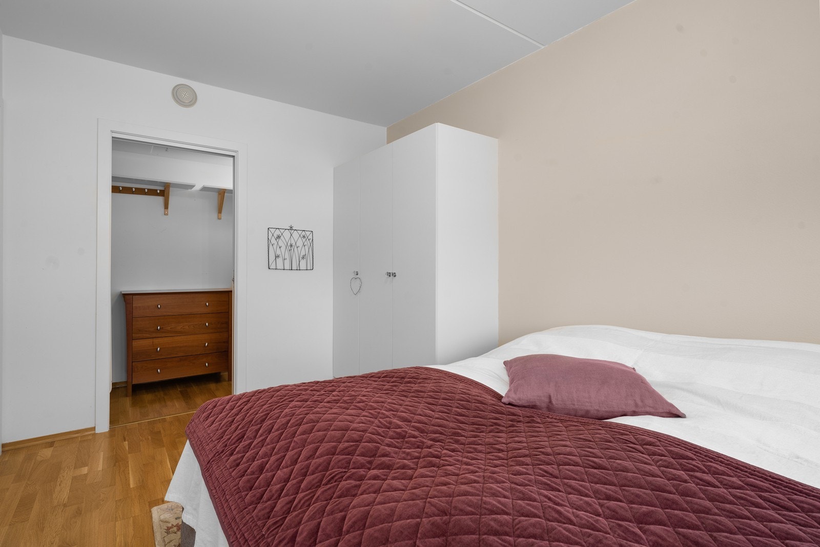 Fra soverommet er det direkte inngang til en romslig bod, som kan benyttes som walk-in-closet. Galleribilde