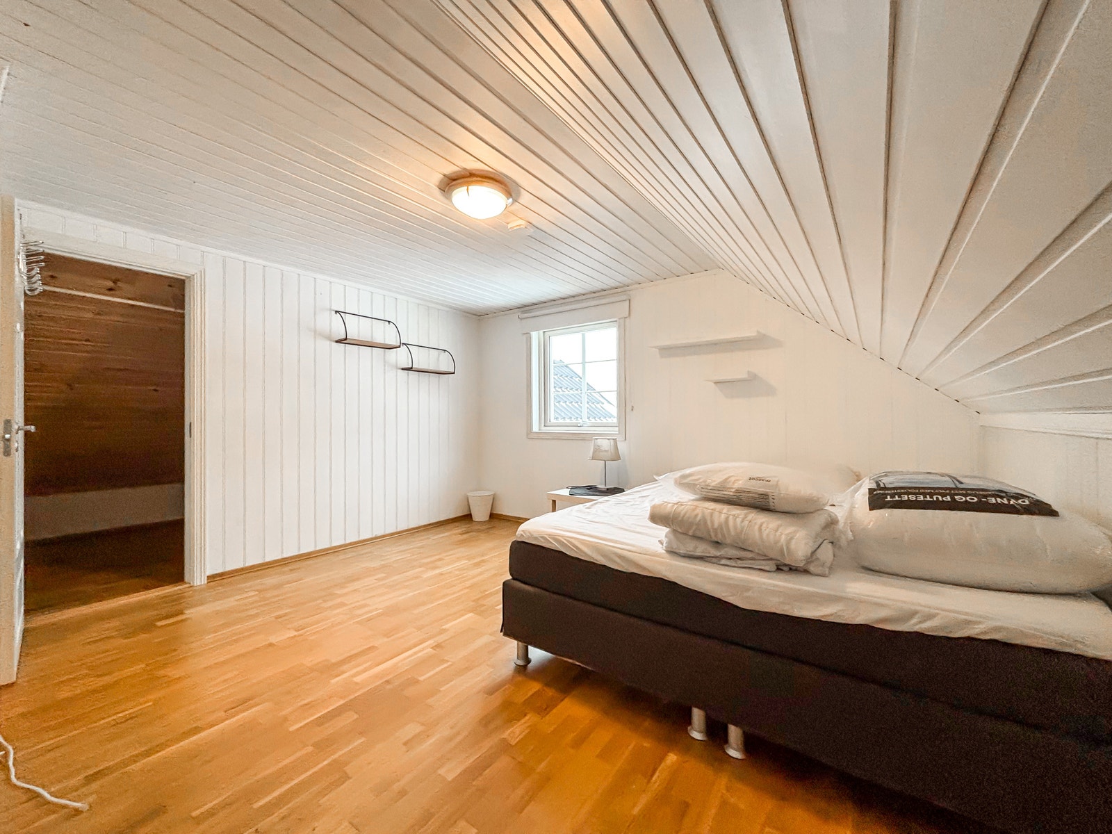 Soverom nr. 3 (hovedsoverom) i andre etasje tilknyttet garderobe/bod. Galleribilde