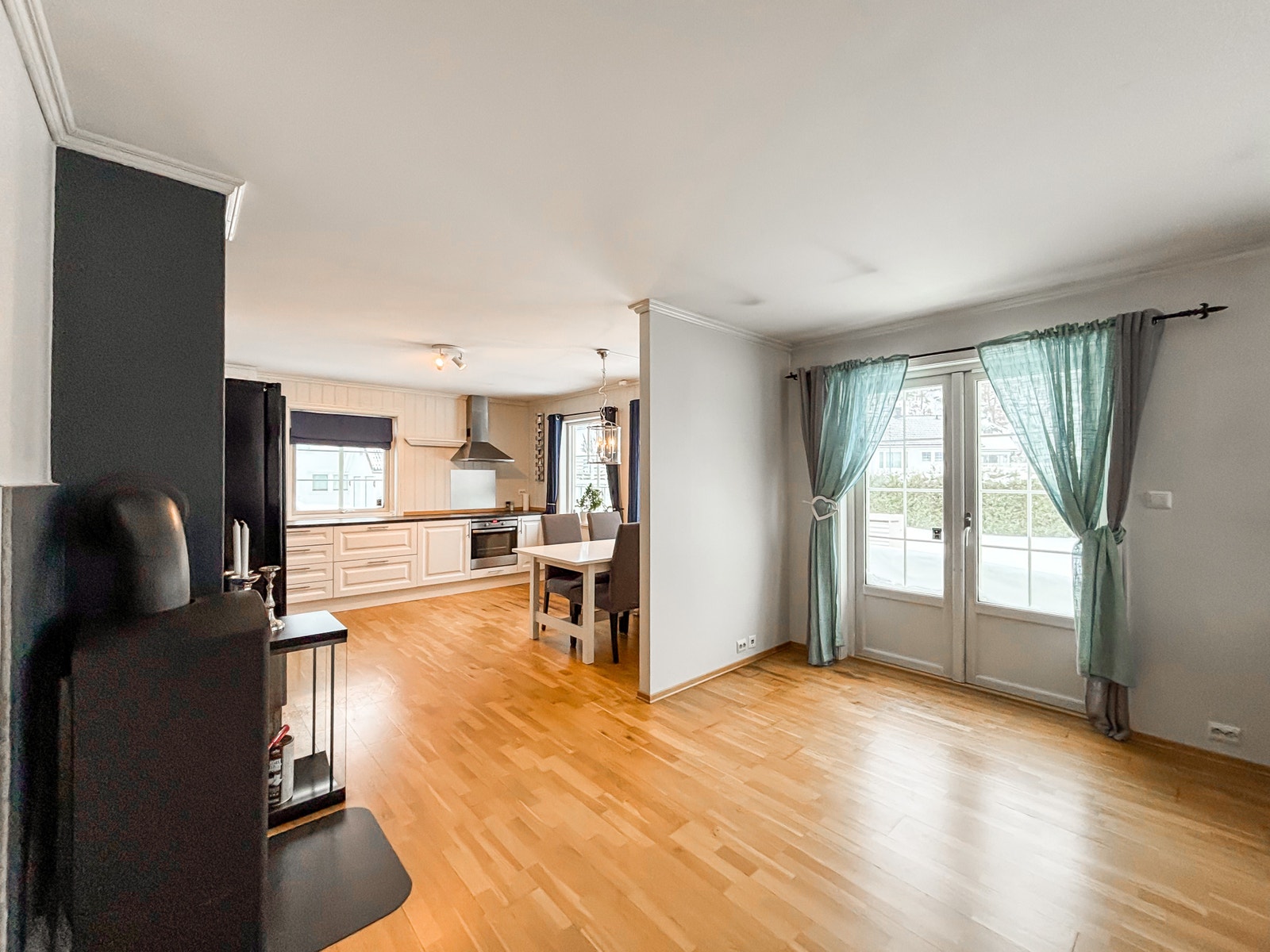 Fra stuen kommer du ut til en hyggelig terrasse og en stor og fin hage. Galleribilde