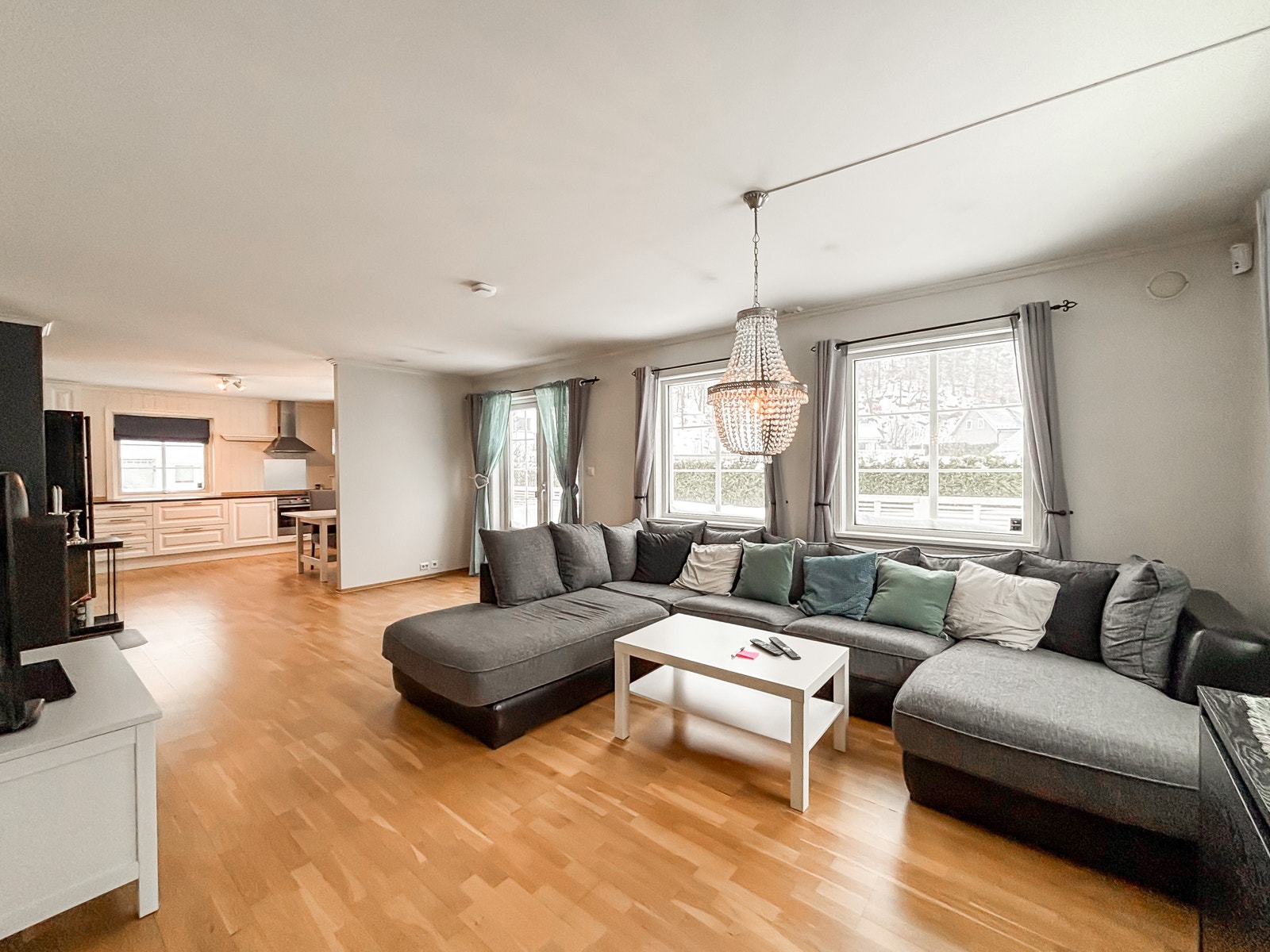 Stuen har både varmepumpe og peis. Galleribilde