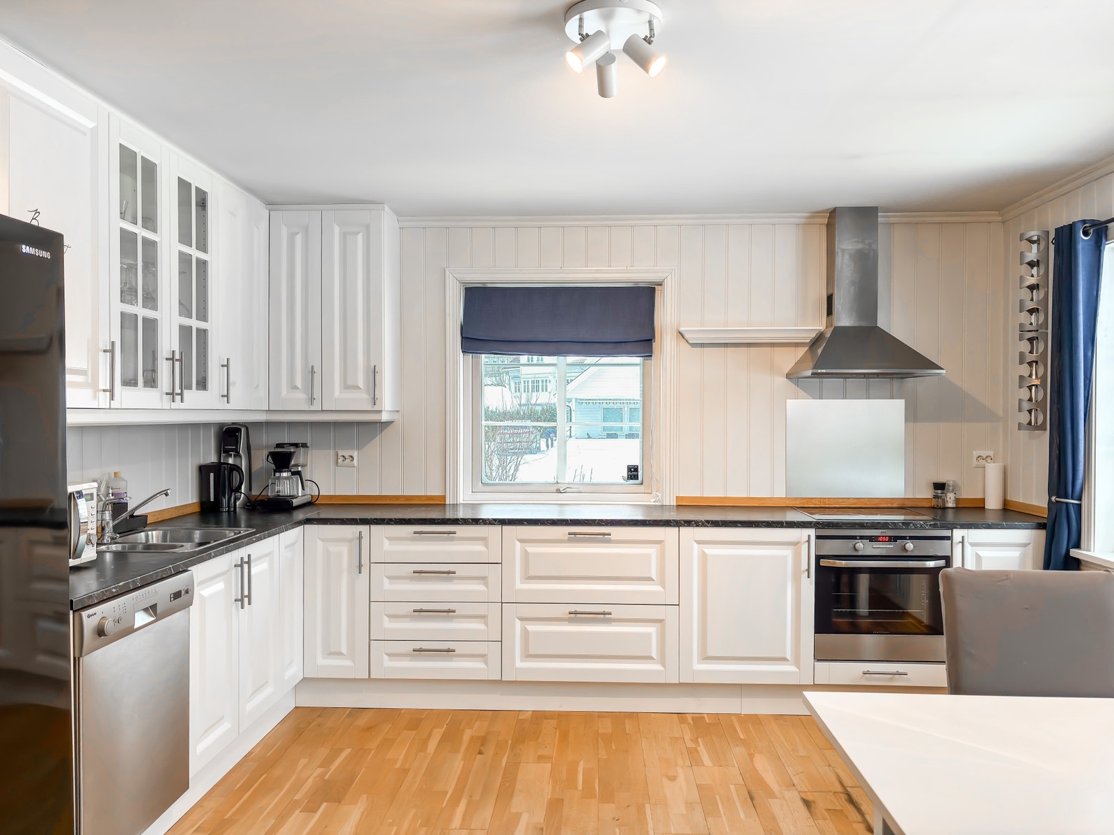 Kjøkkenet er stort med god oppbevaringsplass, integrerte hvitevarer og et stort kjøleskap. Galleribilde