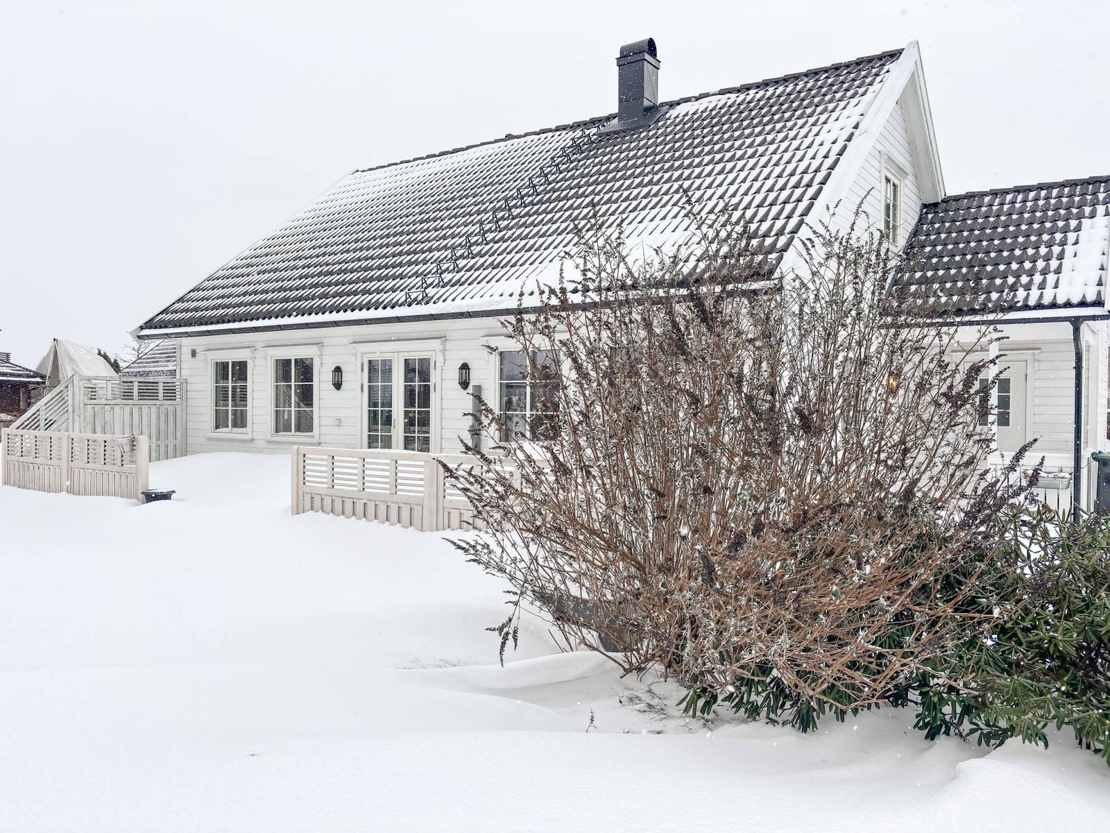 Flott enebolig med stort uteområdet. Galleribilde