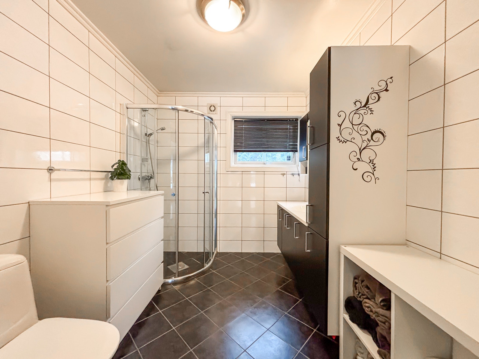 Badet er stort med mye oppbevaringsplass. Galleribilde