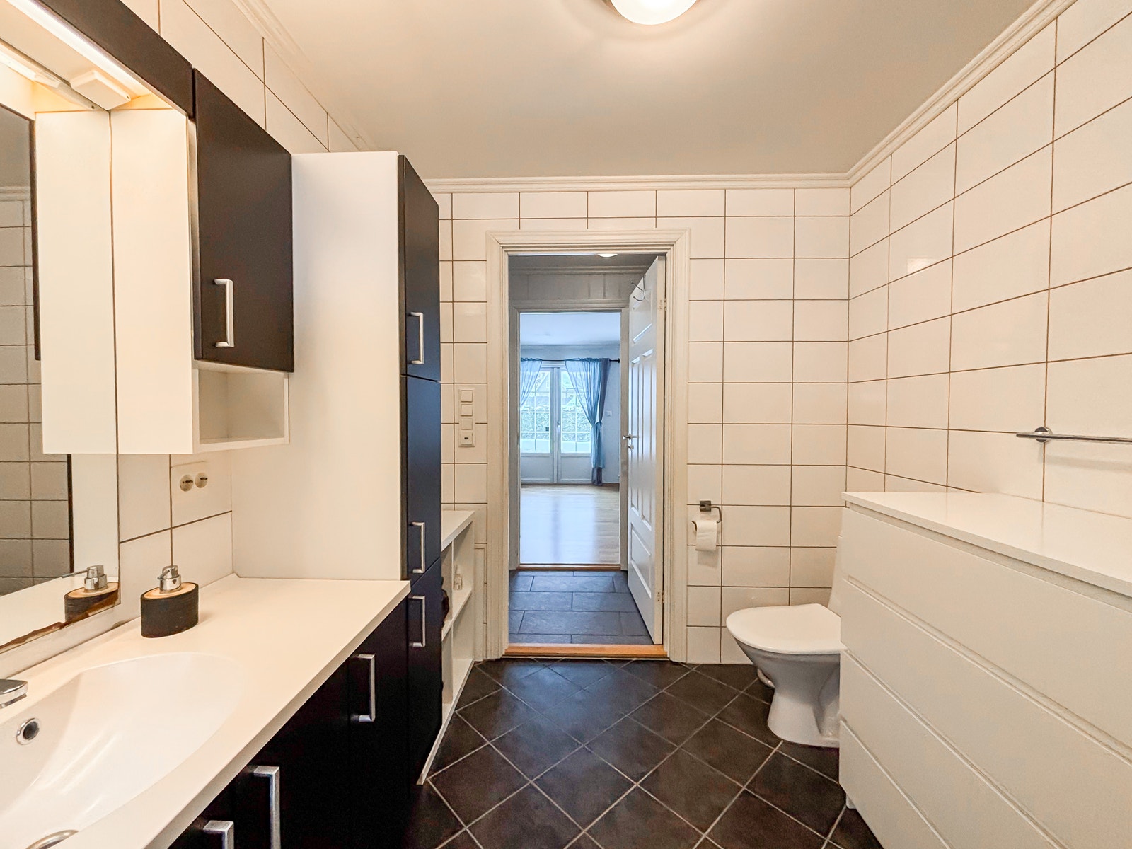 Baderom i første etasje med fliser på gulv og vegger. Galleribilde