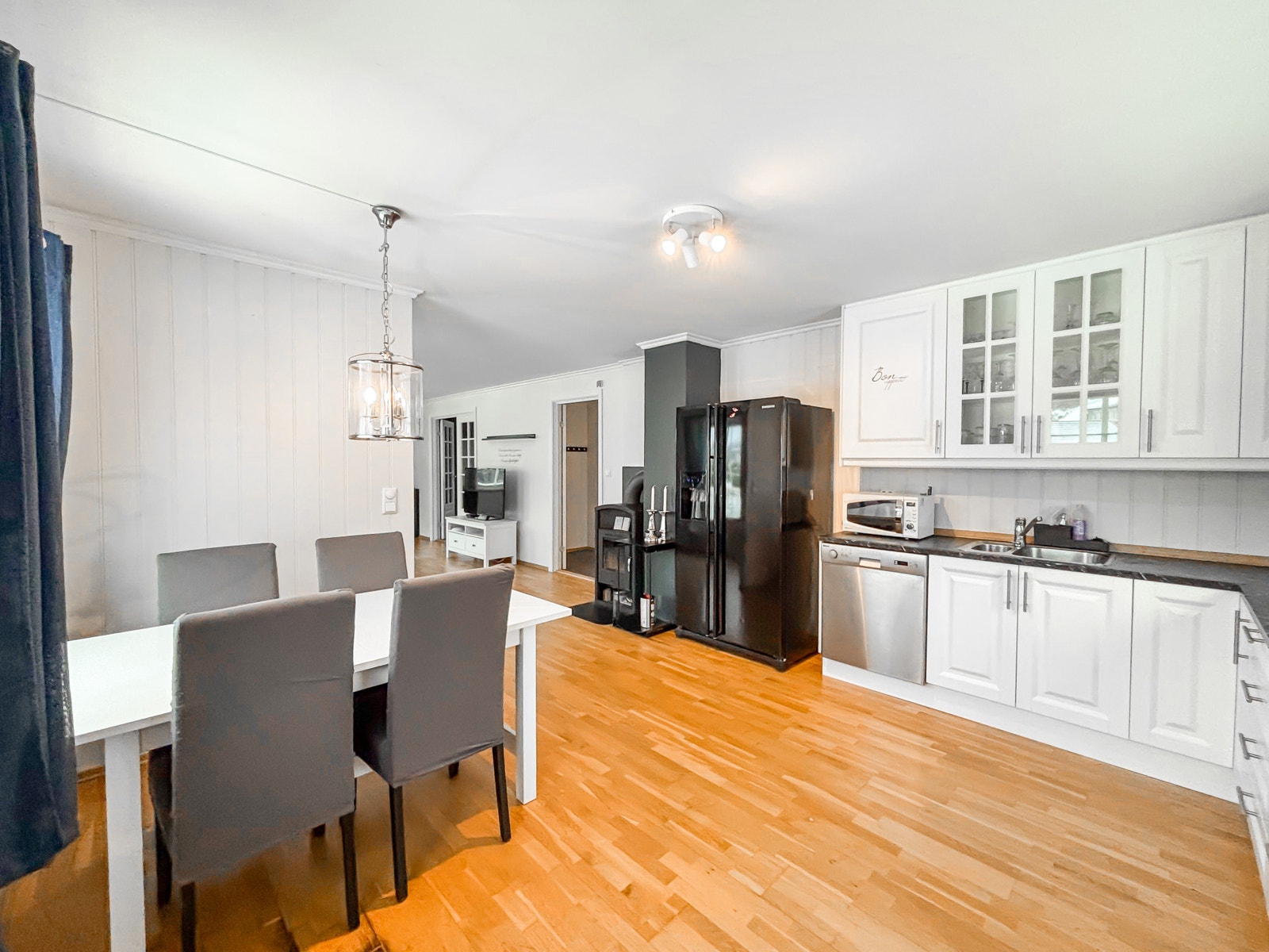 Stue og kjøkken er i åpen løsning. Sitte- og spisegruppe følger med. Galleribilde