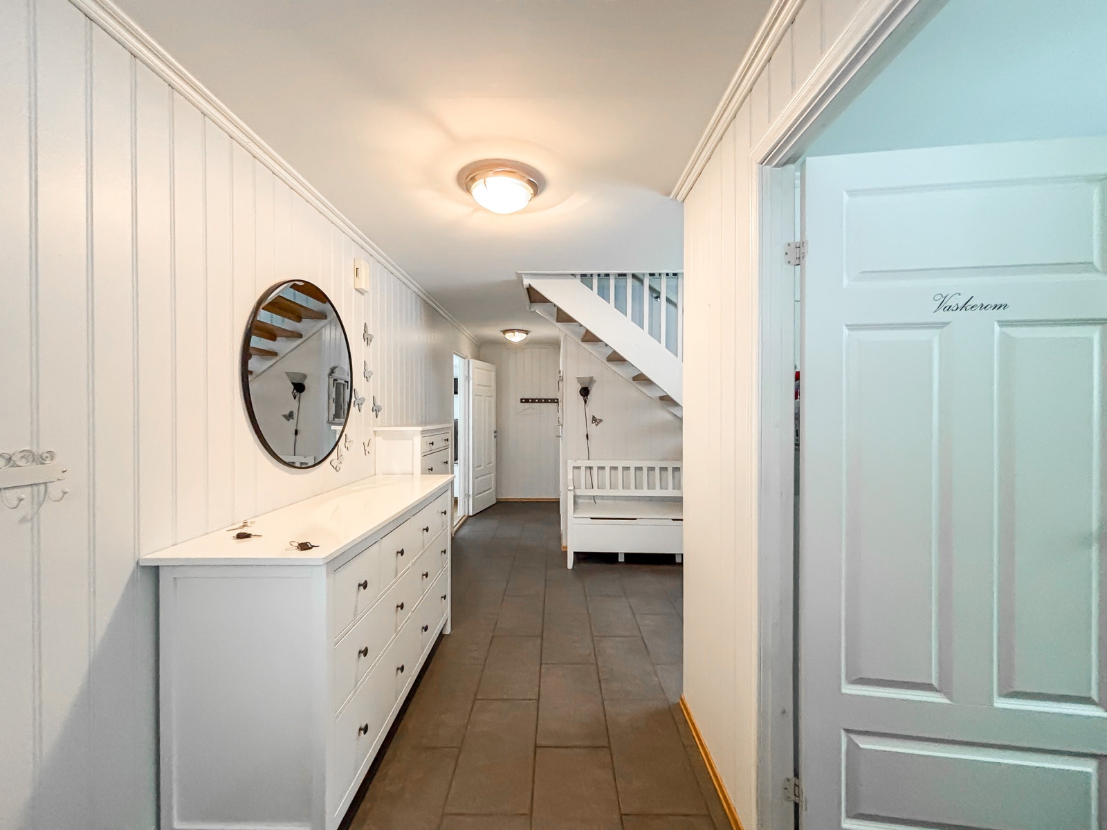 Pent flislagt inngangsparti/entre med varmekabler i gulvet. Galleribilde