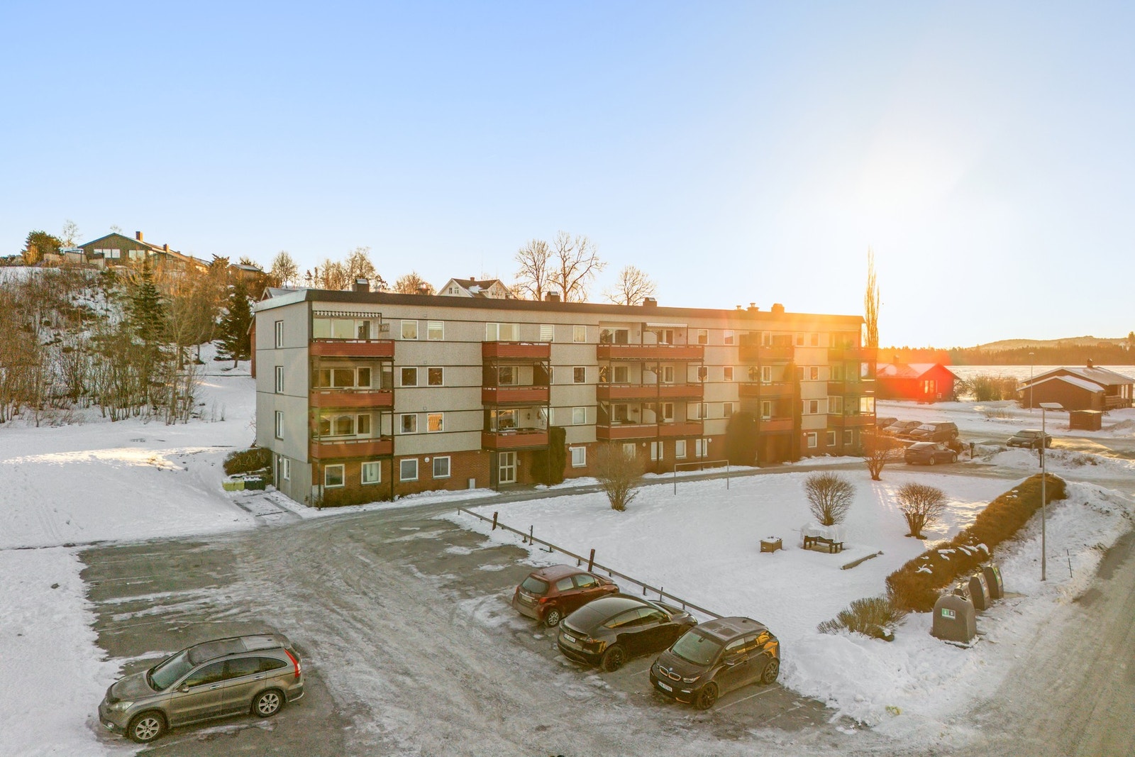 Borettslaget har store, pent opparbeidede grøntarealer/plen. Galleribilde