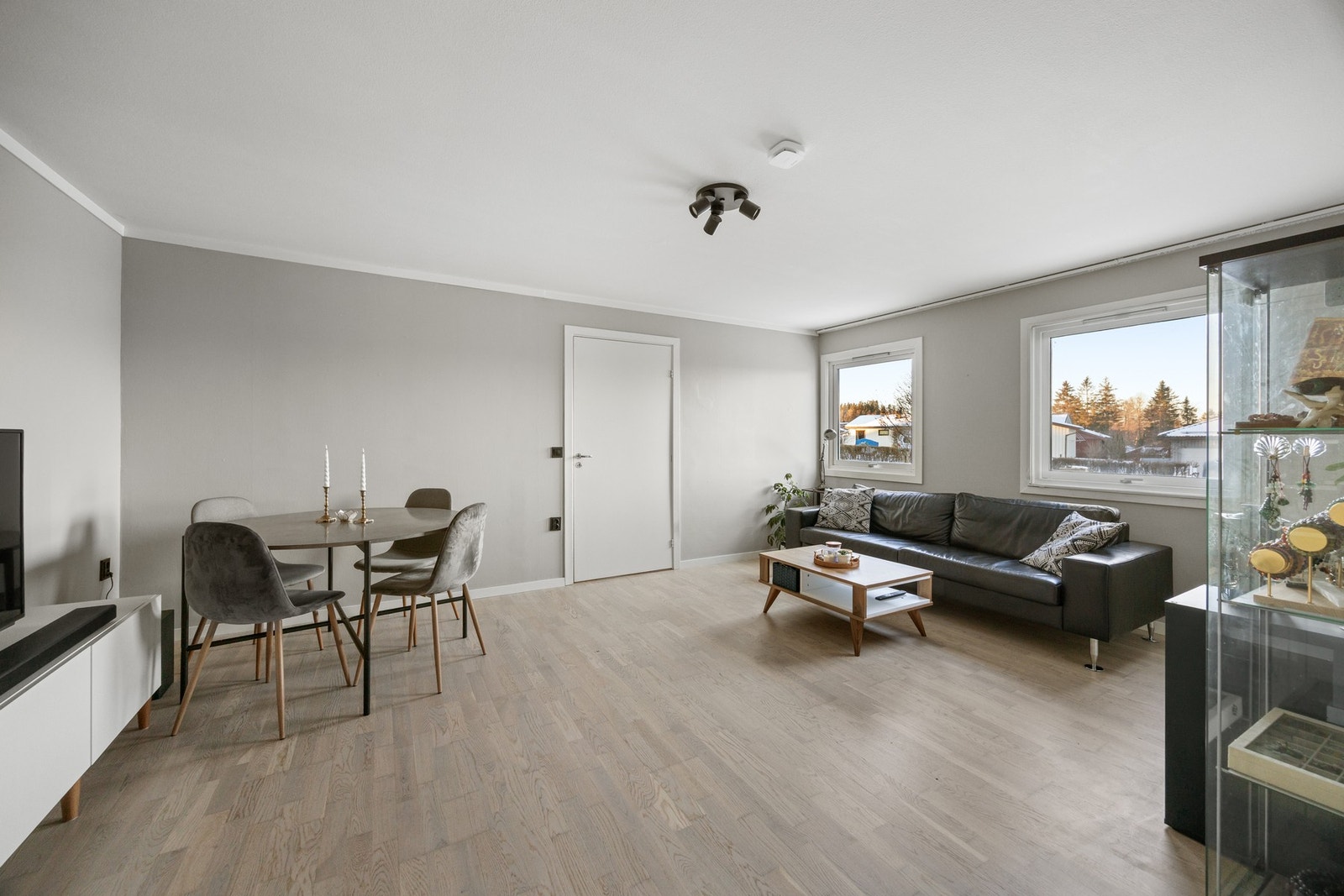 Stue - ca. 21,5 kvm. Leiligheten ble oppusset i 2020. Galleribilde