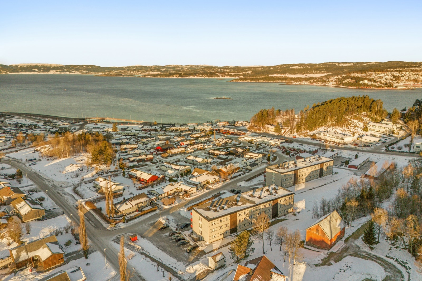 Borettslaget har en attraktiv beliggenhet i Sørlia, med nærhet til både sjø og skog. Galleribilde
