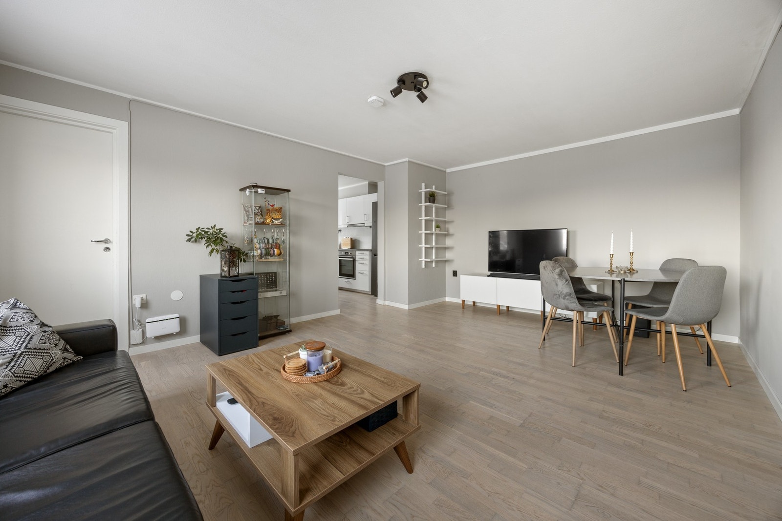 Innbydende stue malt i lune farger. Galleribilde