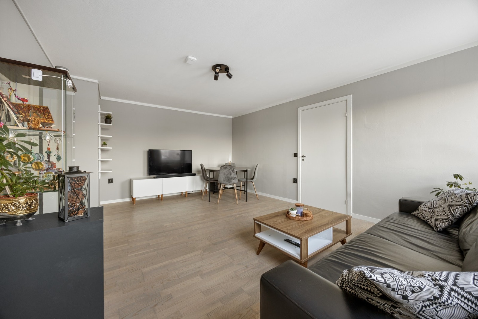 Plass for både sofaseksjon og spisebordsmøblement. Galleribilde