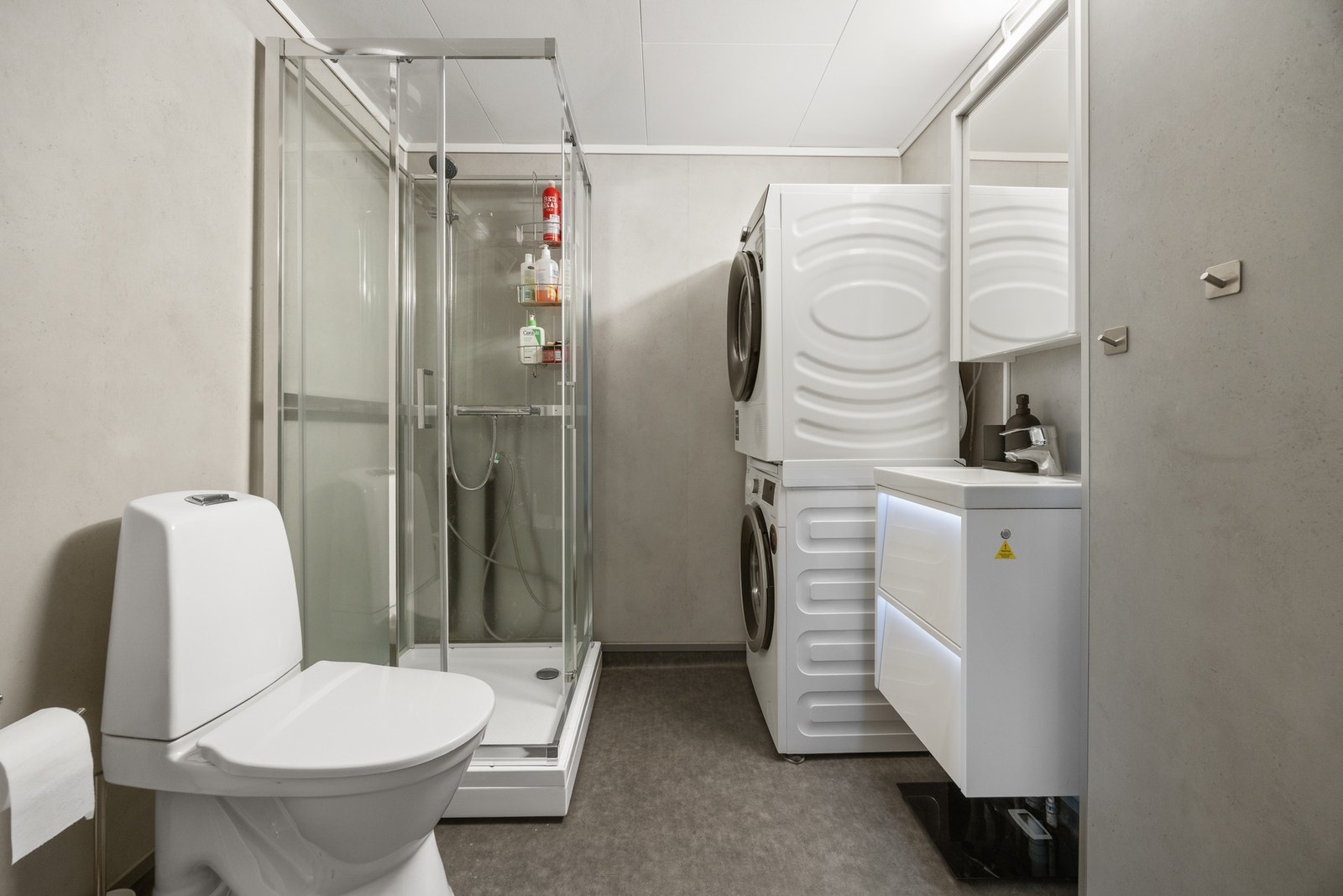 Bad/vaskerom - ca. 4 kvm. Oppusset i 2020 med nytt gulvbelegg og baderomsplater. Galleribilde