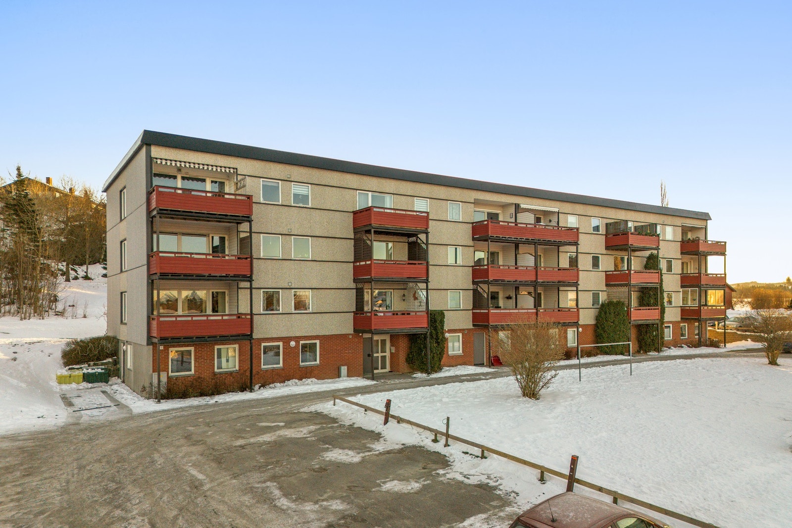 Parkering foregår på borettslagets oppstillingsplasser. Det kan også søkes om leie av garasje etter ansiennitet. Borettslaget har etablert elbilladere. Galleribilde