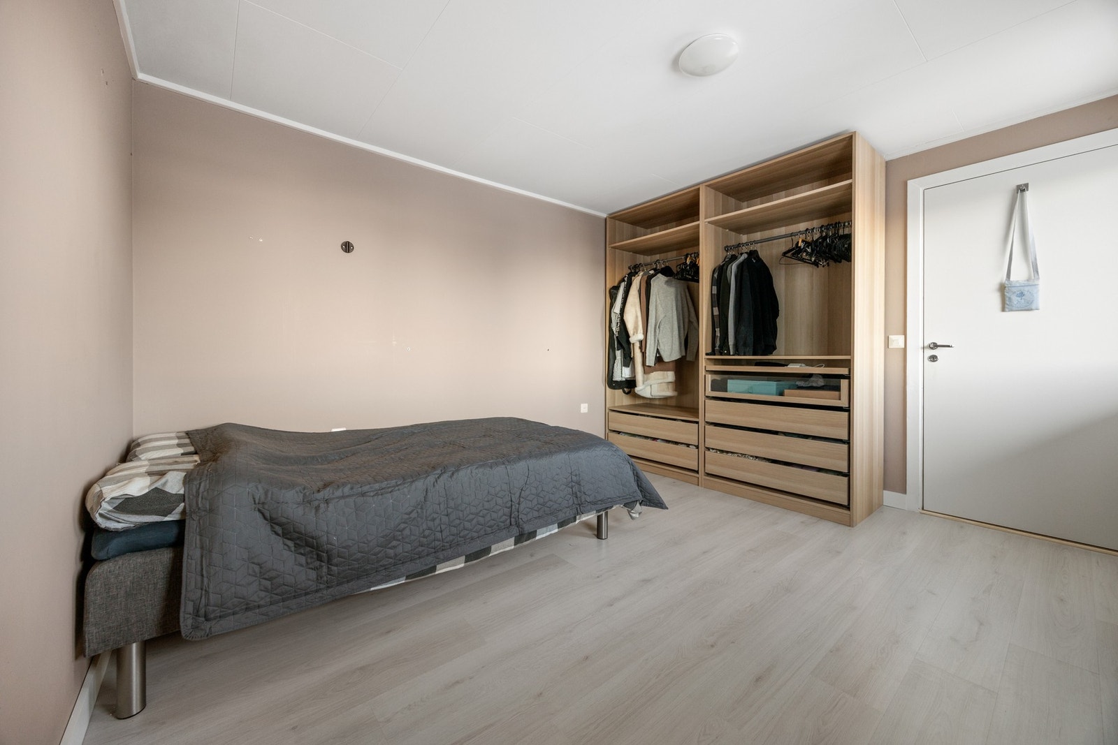 Soverom - ca. 12 kvm. Innredet med garderobeskap. Galleribilde