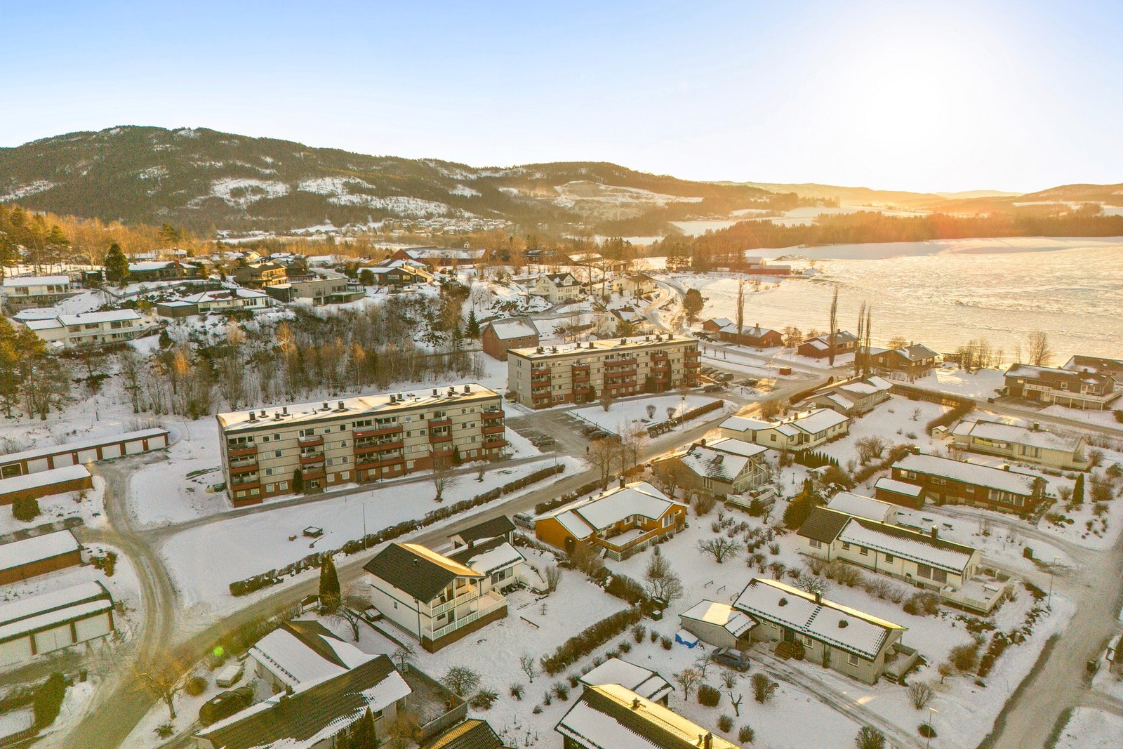 Fra Sørlia er det gang-/sykkelvei inn til byen, og flotte turmuligheter i nærområdet. Galleribilde