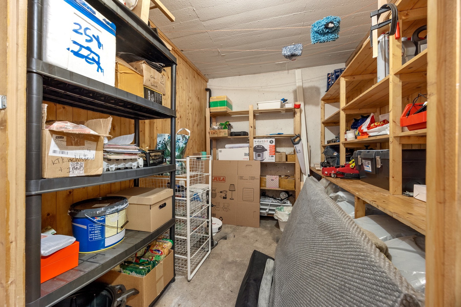 Bod - ca. 6 kvm. Egen bod i fellesareal, innredet med reoler. Galleribilde