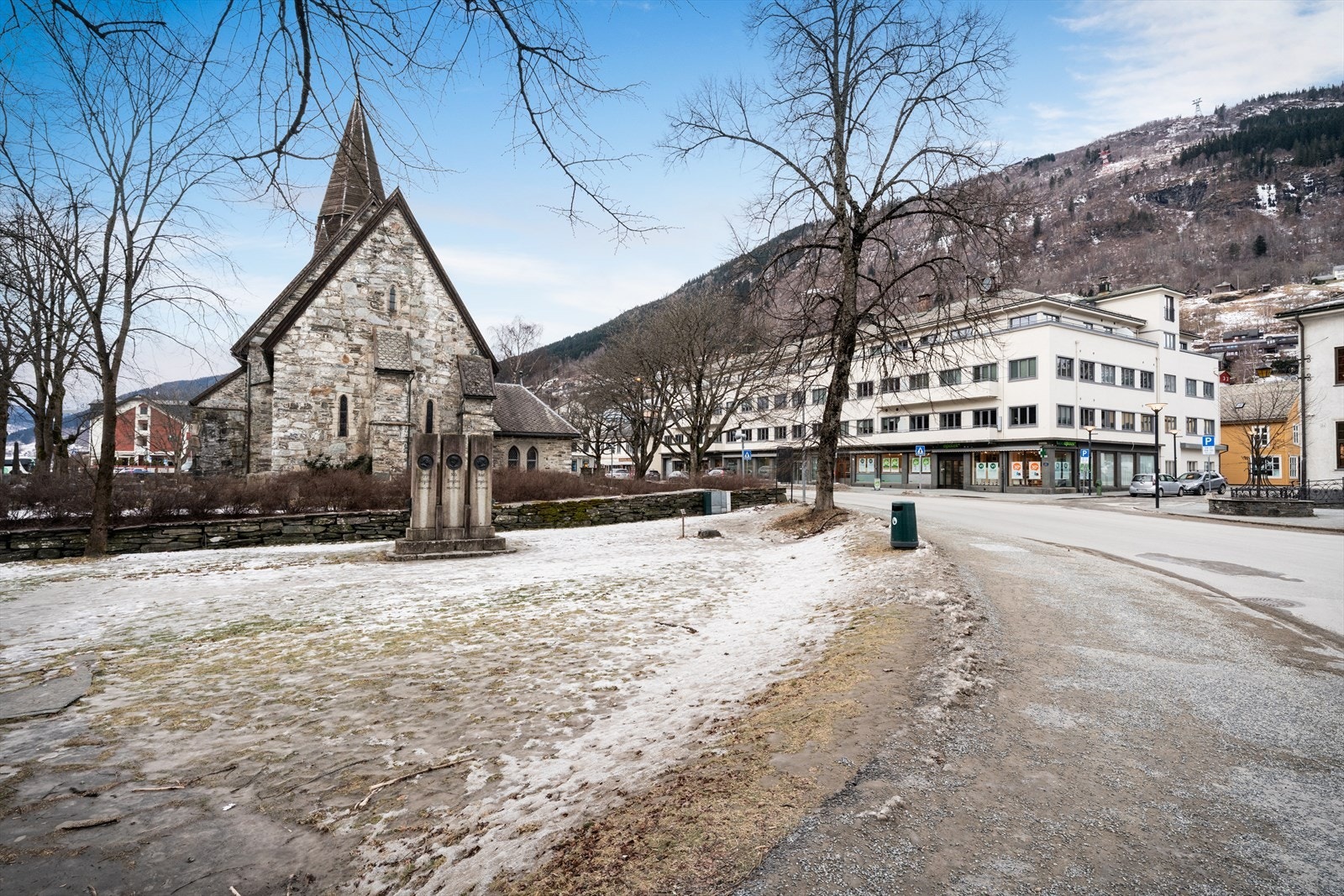 Har du spørsmål til eiendommen eller passer ikke oppsatt visning? Ta kontakt med eiendomsmegler på tlf eller e-post. Galleribilde