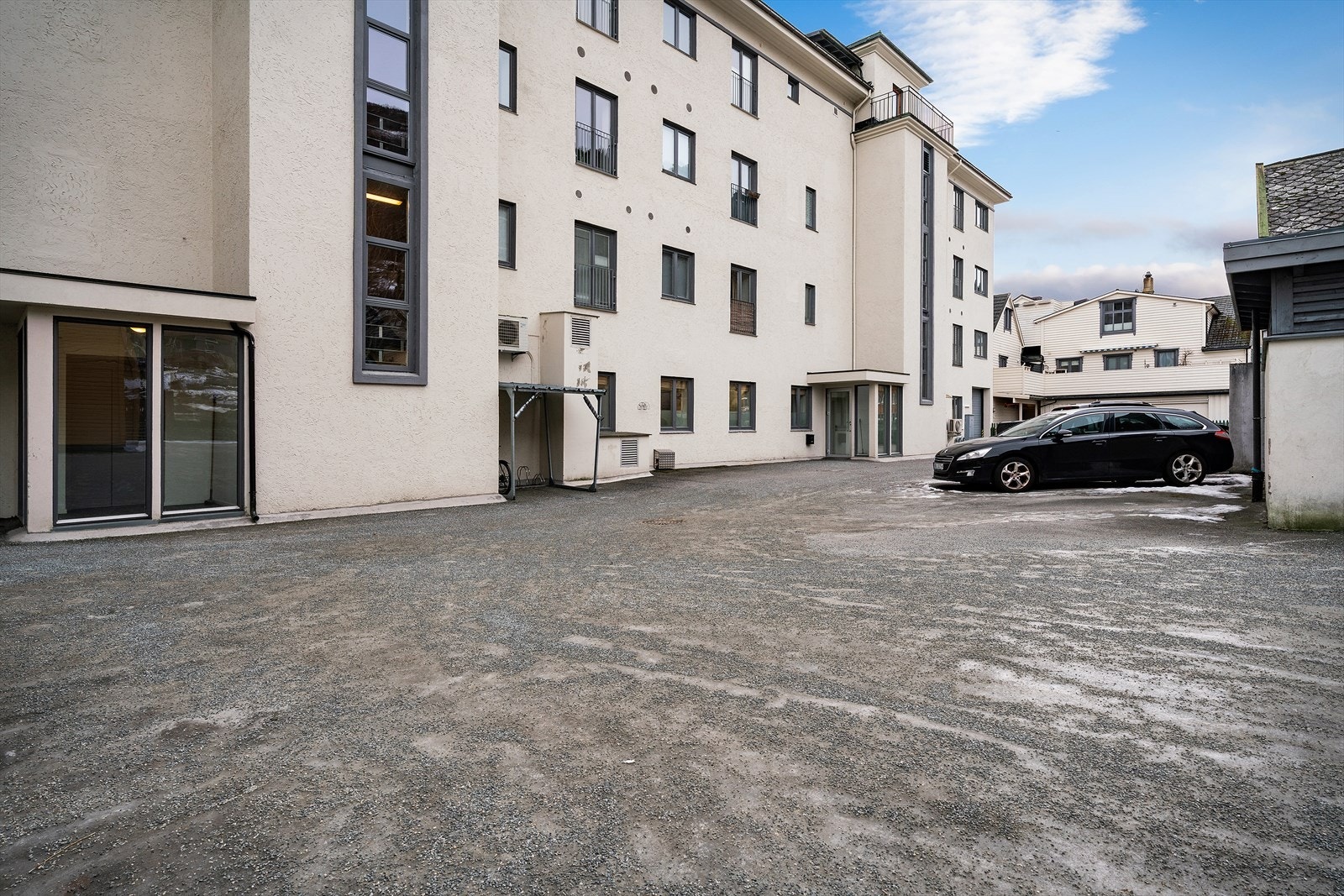 Parkering i felles bakgård. Førstemann til mølla prinsippet gjelder. Bakgården er stengt av med bom. Galleribilde