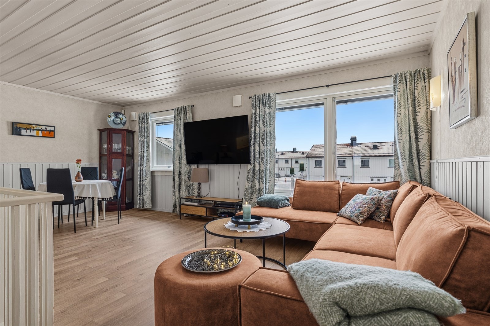 God plass til sofagruppe og tv-møblement. (Selger har montert utvendige persienner på 3 vinduer i stuen, ca 2012/2013). Galleribilde