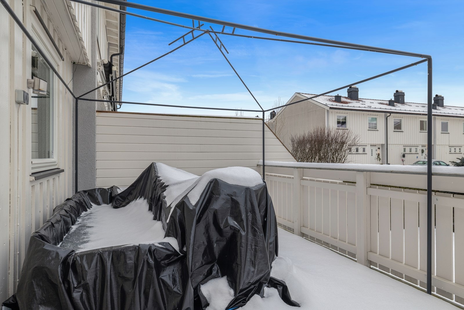 Stor terrasse med paviljong. (Paviljongen kan medfølge handelen). Galleribilde