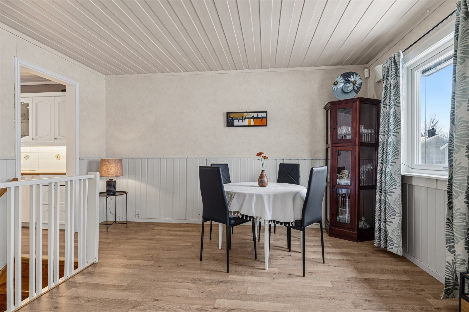 Koselig spiseplass, her inviteres det til en rolig kopp med morgenkaffe - Eller en rask matbit til folk på farten. Galleribilde