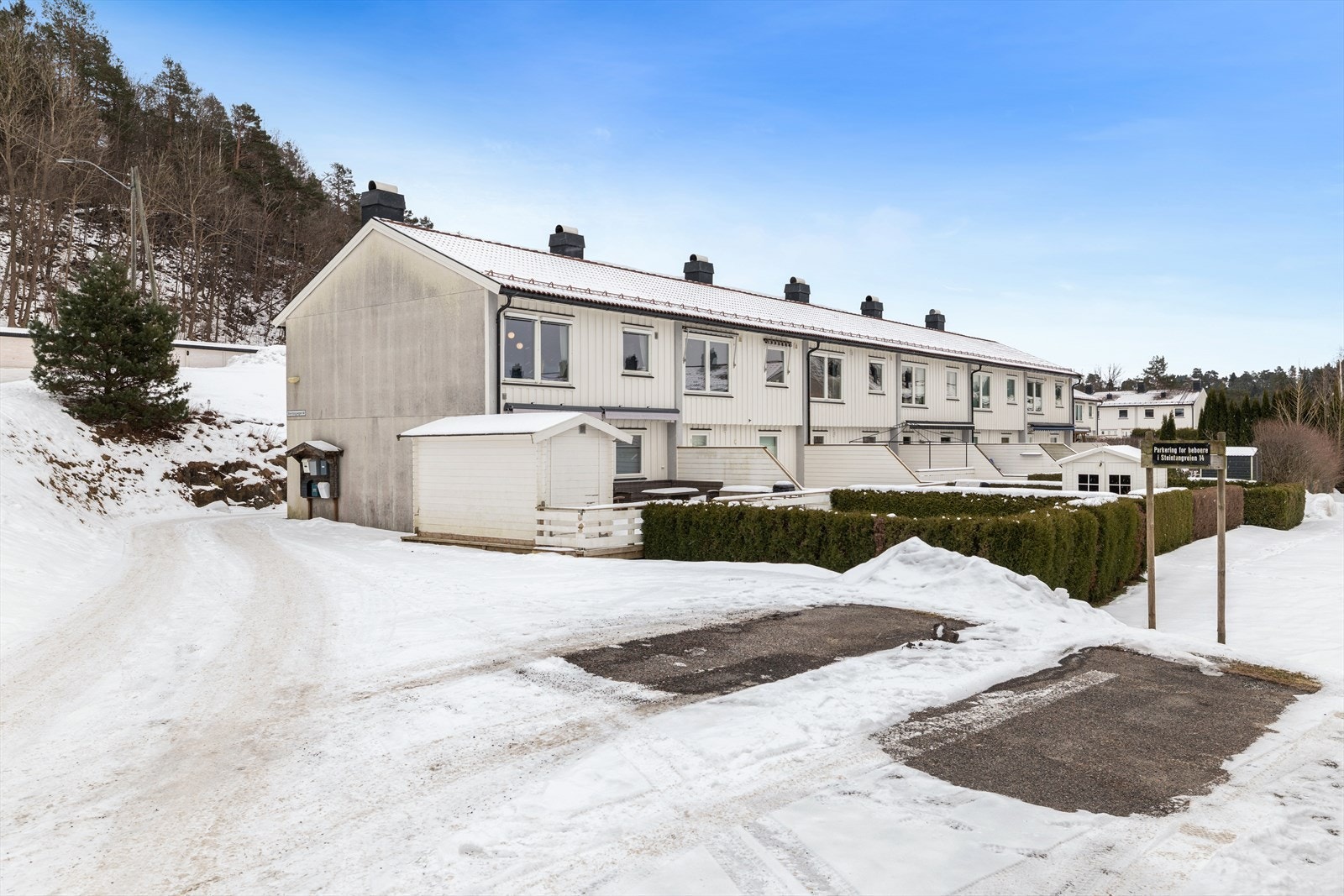 Her bor du med kort avstand til det du trenger i hverdagen. Godt med parkeringsareal på felleseiet tomt. Galleribilde