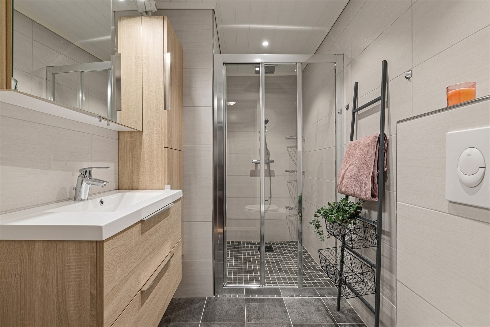 Lekkert helfliset bad (2019). Varme i gulv. Rommet er innredet med servantskap, wc og dusjnisje. Mekanisk ventilert. Baderom utført av fagfolk med kvittering. Galleribilde